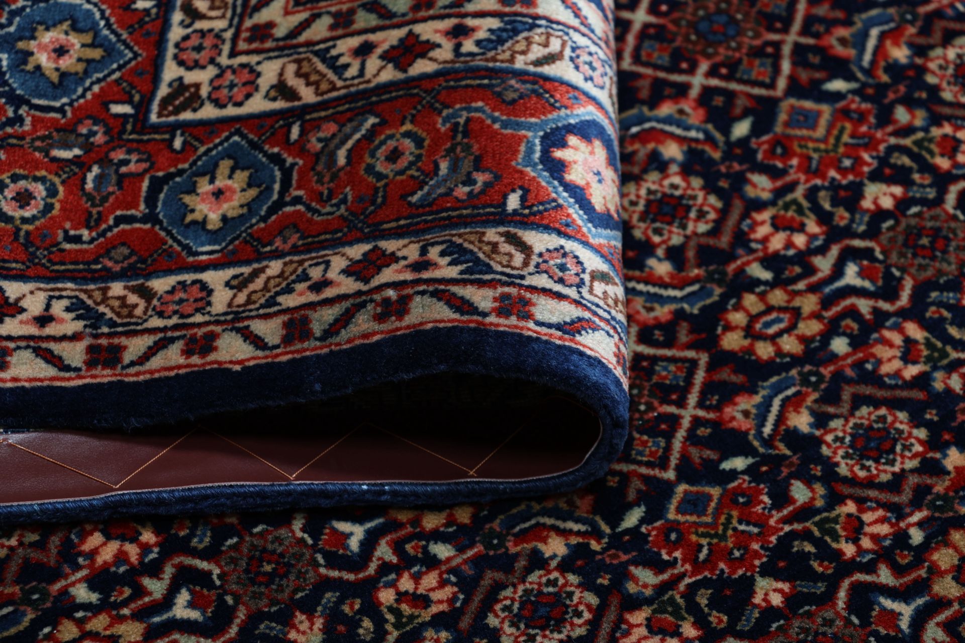 Antique Sarouk Persian Rug, 135 × 210 cm, Wool
