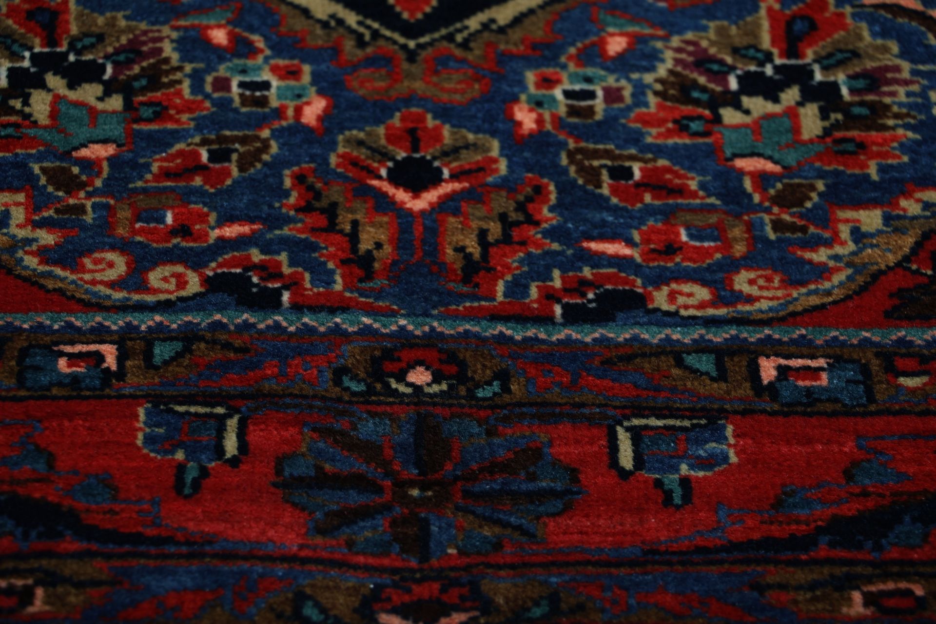 Antique Sarouk Persian Rug, 137 × 210 cm, Wool