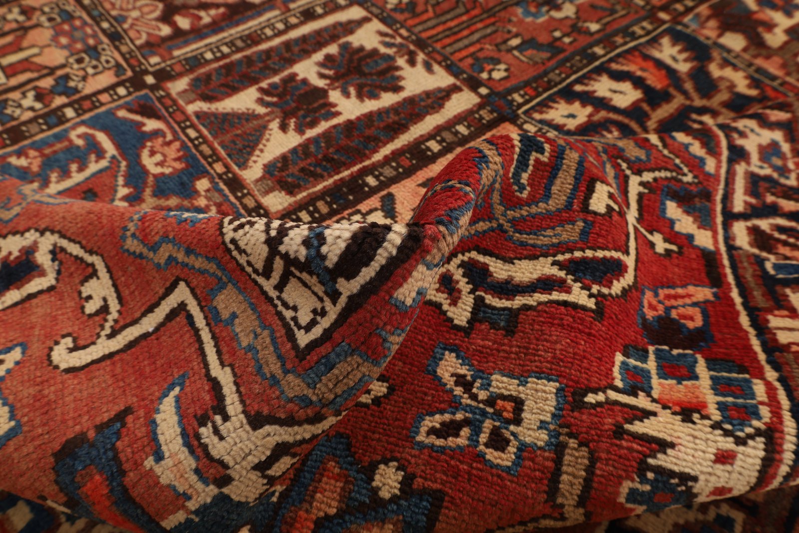 Bakhtiari Persian Rug — hand-knotted, 422 × 320 cm, Wool