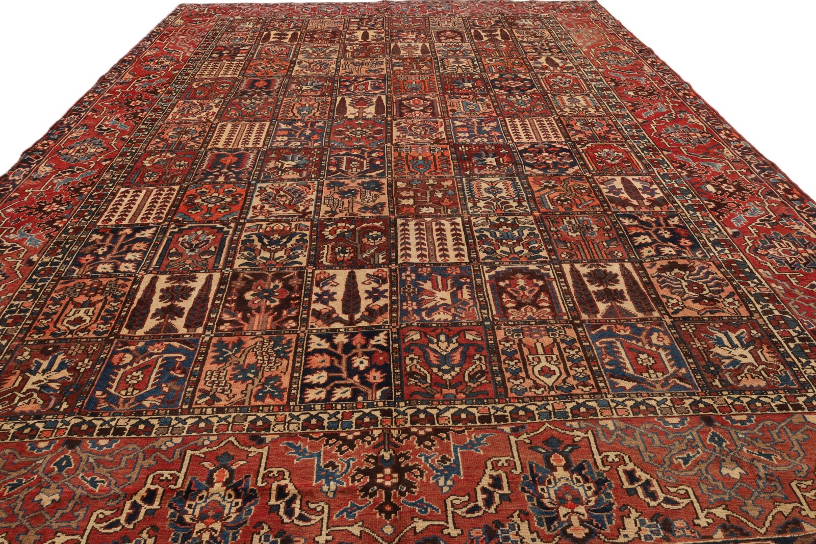 Bakhtiari Persian Rug — hand-knotted, 422 × 320 cm, Wool