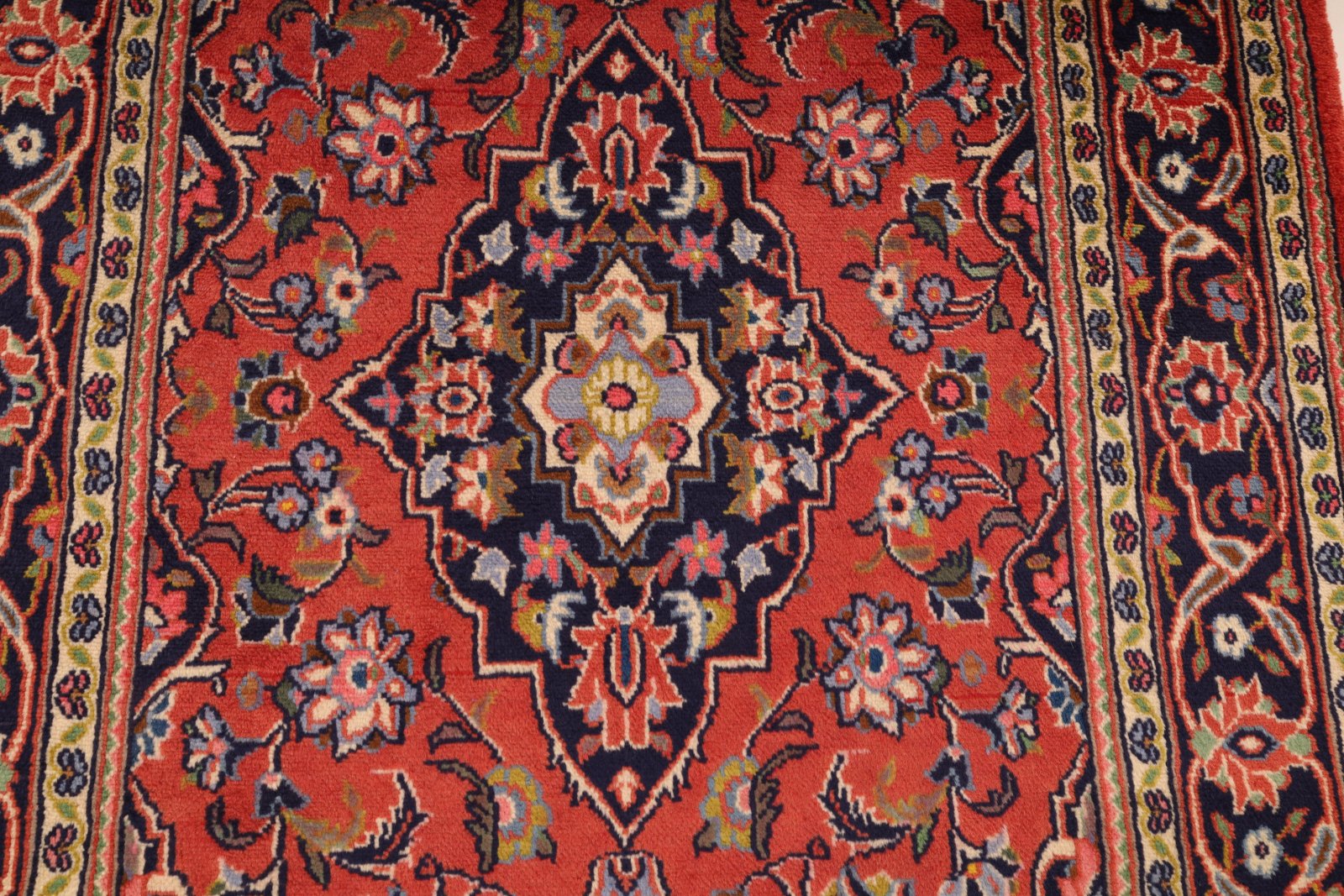 Hand-Knotted Wool Kashan Persian Rug, 164 × 106 cm